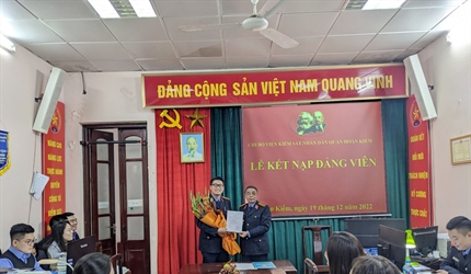 Chi bộ Viện KSND quận Hoàn Kiếm tổ chức Lễ kết nạp Đảng viên mới